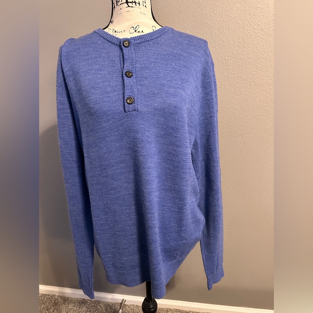 EUC Men’s Qi Button Sweater
